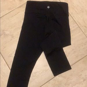 Older style calf length lululemon leggings.